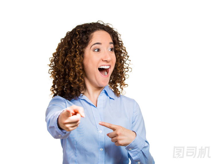 女人，笑著，用手指在有人指點(diǎn)