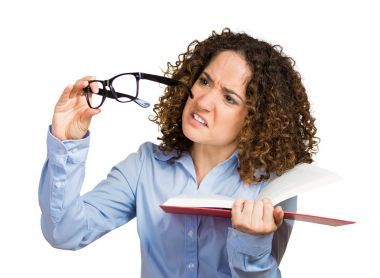 年輕的女士，女人不能看書，視力有問題