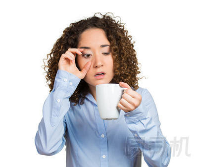 累了，落睡著了的女人，拿著杯咖啡的員工