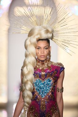 模型在 2015年時裝秀的金發(fā)走跑道