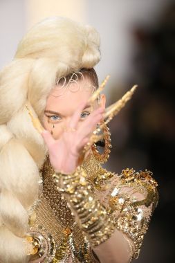 模型在 2015年時(shí)裝秀的金發(fā)走跑道