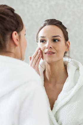 女人在镜子里看着自己图片