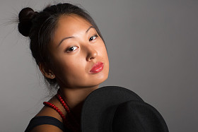 戴帽子的亚洲女人