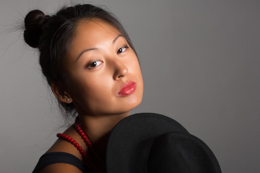 戴帽子的亚洲女人 戴帽子的亚洲女人