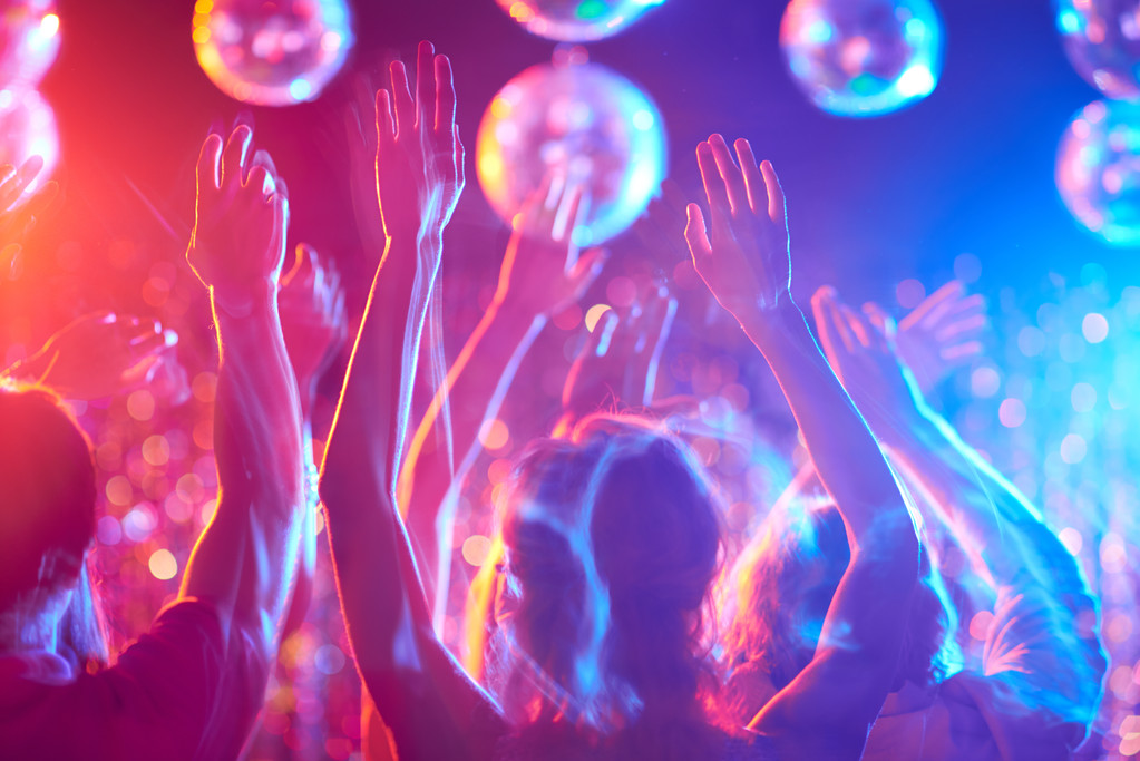 在夜总会跳舞的年轻人们图片 在夜总会跳舞的年轻人们图片