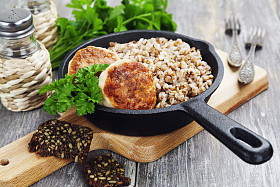 鸡肉汉堡和荞麦图片