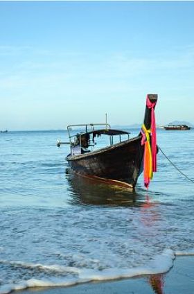 机动船在甲米的海滩上图片