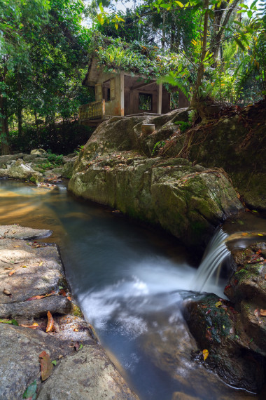 瀑布，小河，在丛林中的房子
