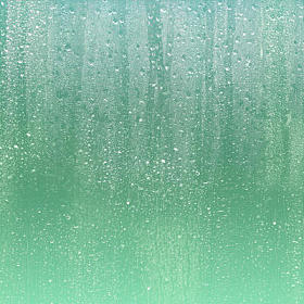 在玻璃上的雨水滴图片