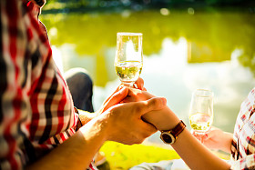 男人和女人叮叮当当酒杯香槟图片