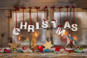 户外圣诞节窗口装饰红蜡烛与文本