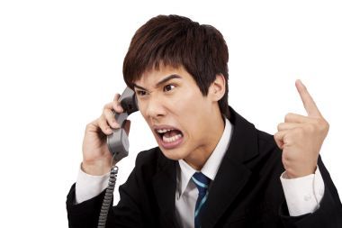 憤怒的商人在電話里尖叫和孤立的白色背景上