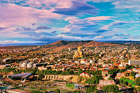 第比利斯在日落时的全景视图照片