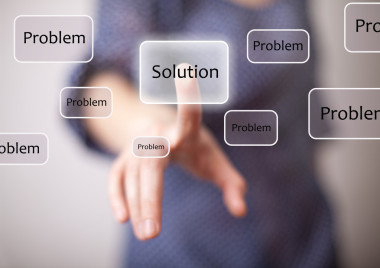 手指上的解决方案按钮照片