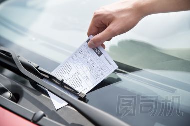 在車上放停車罰單的警察的手