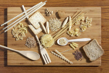 而藝術創(chuàng)作的面食、 谷物、 全麥面包、 木制工具包