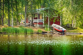 在农村芬兰湖边小屋图片
