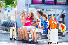 在机场的家庭图片