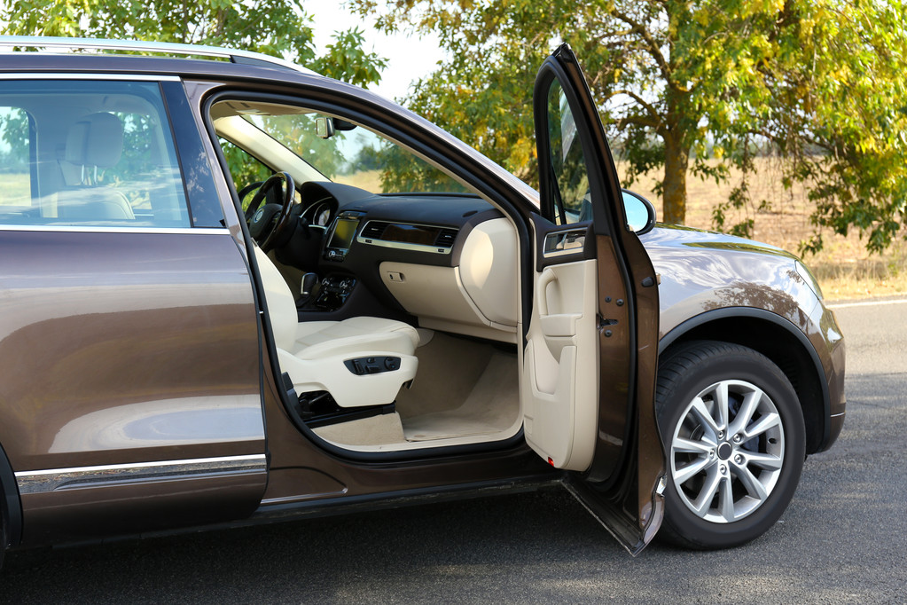 敞开的门,在户外的现代轿车 敞开的门,在户外的现代轿车