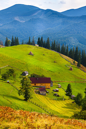 夏日风景。蓝蓝的天空山 图片