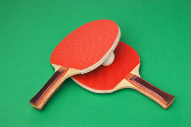 綠色桌上網(wǎng)球球拍