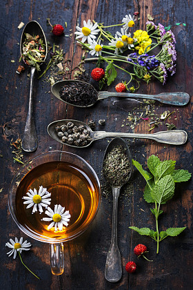 黑色、 绿色、 草药茶图片