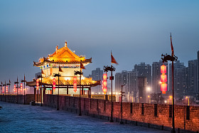 西安古代塔在夜幕降临图片