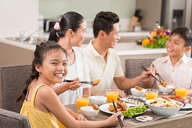 越南女孩正享受着国家粮食