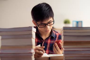 越南少年读书图片