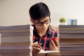 越南少年读书图片