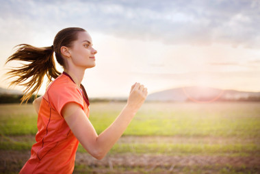 越野追蹤運(yùn)行的女人圖片