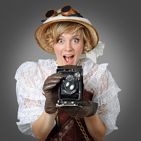 美丽幸福的女人，用复古相机