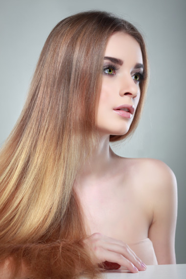 美麗的女孩，被隔絕在光-灰色背景、 情感、 化妝