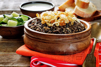 用野生稻和黑色小扁豆，炸洋蔥做的粥