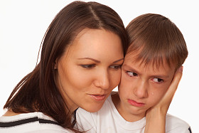 母亲抱着她的儿子图片