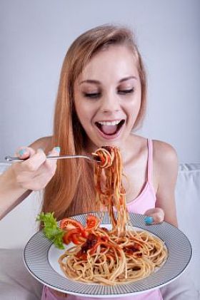 女孩吃意大利面照片