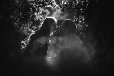 圖像的幸福未來爸爸親吻他懷孕的妻子的肚子