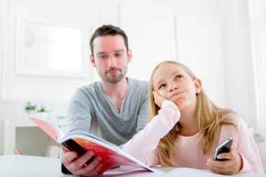 年輕的懶惰女孩喜歡她的手機(jī)號(hào)