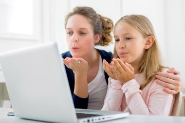 有吸引力的女人和小妹妹通話圖片