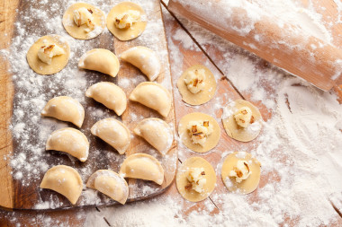 vareniki (餃子) 用土豆和洋蔥