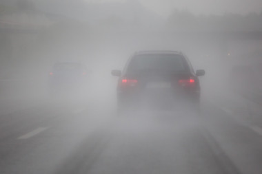 大雨在高速公路上的汽車交