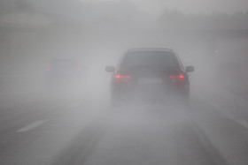大雨在高速公路上的汽车交
