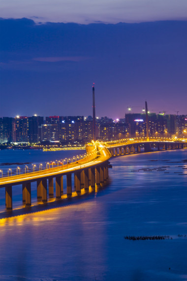 現(xiàn)代大橋夜景 