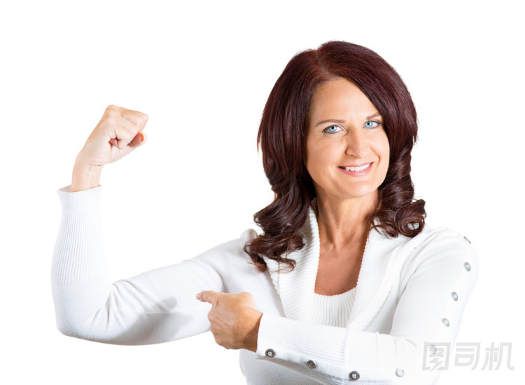 女人展示肌肉展示，展示她的實(shí)力