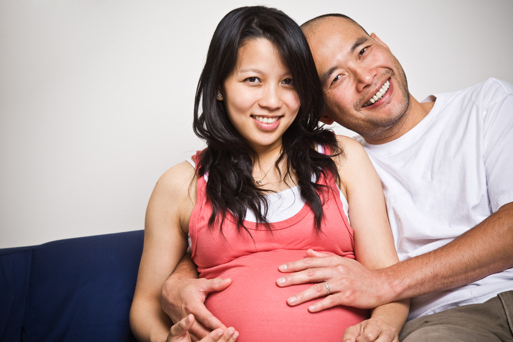 快乐期待怀孕亚洲夫妇图片 快乐期待怀孕亚洲夫妇图片