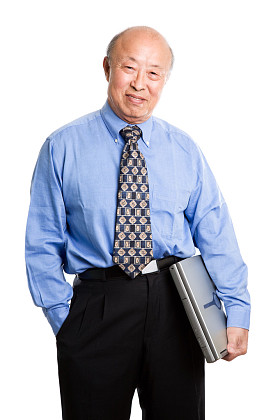 高级亚洲商人和便携式计算机