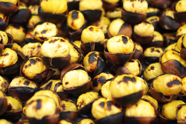 烤的栗子、 法國、 意大利和土耳其，選擇性聚焦街頭食品受歡迎