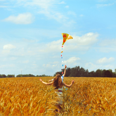 年轻夫妇爱情运行在一个黄色的盒子里放风筝