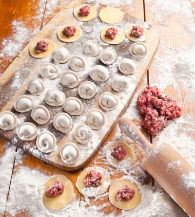 包餃子。制漿蒸煮過程.圖片