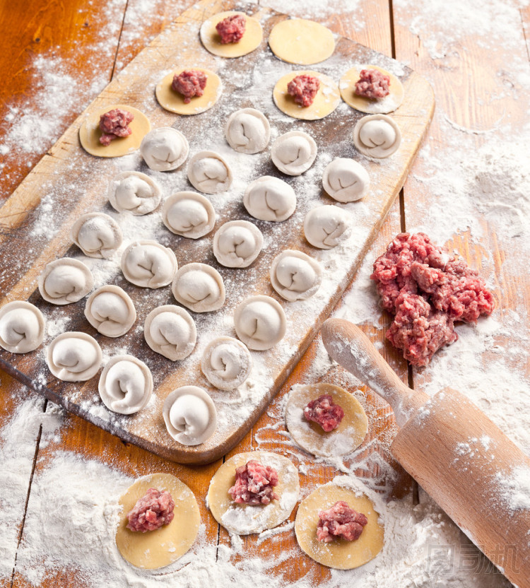 包餃子。制漿蒸煮過程.圖片